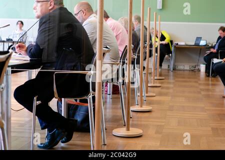 Kiel, Deutschland. Juni 2020. Plexiglas-Platten werden als Trennwände zwischen den Tischen in einem Konferenzraum im kieler parlament installiert. Quelle: Frank Molter/dpa/Alamy Live News Stockfoto