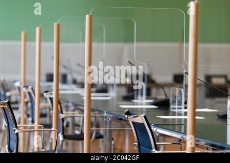 Kiel, Deutschland. Juni 2020. Plexiglas-Platten werden als Trennwände zwischen den Tischen in einem Konferenzraum im kieler parlament installiert. Quelle: Frank Molter/dpa/Alamy Live News Stockfoto