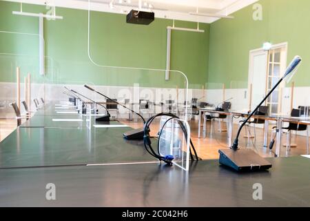 Kiel, Deutschland. Juni 2020. Plexiglas-Platten werden als Trennwände zwischen den Tischen in einem Konferenzraum im kieler parlament installiert. Quelle: Frank Molter/dpa/Alamy Live News Stockfoto