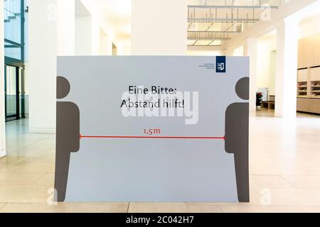 Kiel, Deutschland. Juni 2020. Ein Schild mit der Aufschrift "EINE Bitte: 'Distance hilft!' Befindet sich im Eingangsbereich des Kieler parlaments. Quelle: Frank Molter/dpa/Alamy Live News Stockfoto