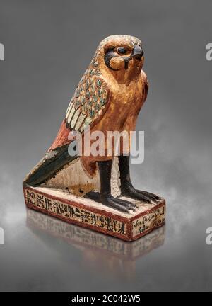 Altägyptischer Holzfalkenvogel, Spätperiode (722-322 v. Chr.), Ägyptisches Museum, Turin. Cat 986. Grauer Hintergrund. Hölzerne Grabmodelle waren ein Ägypter Stockfoto