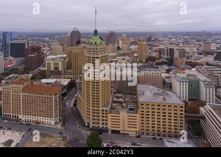 Luftaufnahme der Skyline von San Antonio, einschließlich Tower Life Building, San Antonio, Texas, TX, USA. Stockfoto