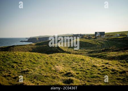 Modernes Einfamilienhaus im schottischen Stil bei Sonnenaufgang im Norden auf der Isle of Skye. Schottland, Großbritannien. Haus mit schöner Umgebung Stockfoto