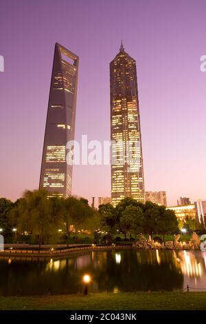 Central Greenfield, Pudong, Shanghai, China, Asien - SWFC - Shanghai World Financial Center (links) und Jinmao Tower (rechts) bei Dämmerung. Stockfoto