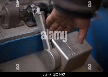 Ein Bohrgerät, das eine Maschine mit Roughneck auf dem Bohrboden einer Aushöhlungsbohrung betreibt, die von einem Ölunternehmen gebohrt wird, das in der Wüste Sahara nach Öl sucht. Stockfoto