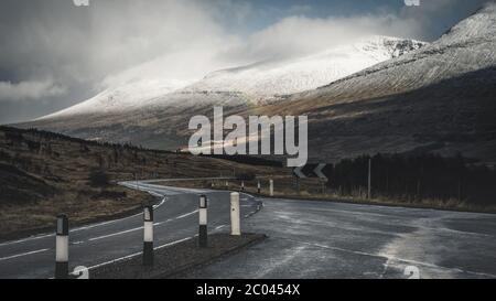 Blick auf die A82. Frühe Frühlingsberge von Schottland. Neuschnee bedeckte Bergspitzen in der Glencoe Region von Schottland. Großbritannien Stockfoto