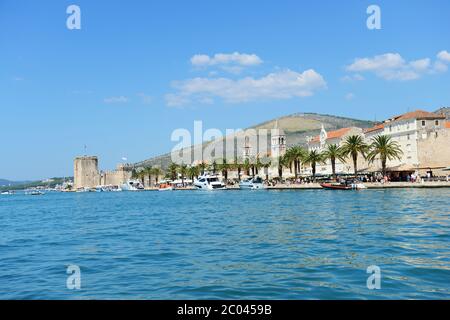 Die Uferpromenade außerhalb der alten Stadtmauern von Trogir, Kroatien. Stockfoto