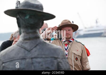 Poole, Großbritannien. Juni 2020. Pfadfinderführer versammeln sich, um Robert Baden Powell ihren Respekt zu zeigen, nachdem Bournemouth, Christchurch und der Poole Council als Reaktion auf die Proteste von Black Lives Matters in Großbritannien darüber nachdenken, seine Statue vom Poole Quay in Dorset zu entfernen. Kredit: Richard Crease / Alamy Live News Stockfoto