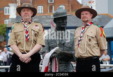 Poole, Großbritannien. Juni 2020. Pfadfinderführer versammeln sich, um Robert Baden Powell ihren Respekt zu zeigen, nachdem Bournemouth, Christchurch und der Poole Council als Reaktion auf die Proteste von Black Lives Matters in Großbritannien darüber nachdenken, seine Statue vom Poole Quay in Dorset zu entfernen. Kredit: Richard Crease / Alamy Live News Stockfoto