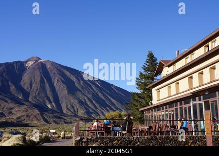 Blick vom Parador auf die Roques de Garcia auf den Pico del Teide Stockfoto