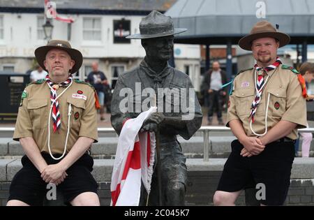 Rover Scouts Chris Arthur (links) und Matthew Trott posieren für ein Foto vor einer Statue von Robert Baden-Powell am Poole Quay in Dorset, bevor sie nach Bedenken über seine Aktionen im Militär und "Nazi-Sympathien" in die "sichere Lagerung" gebracht werden. Die Aktion folgt einer Reihe von Black Lives Matter Protesten in Großbritannien, ausgelöst durch den Tod von George Floyd, der am 25. Mai während der Polizeigewahrsam in der US-Stadt Minneapolis getötet wurde. Stockfoto