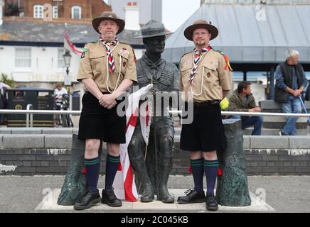 Rover Scouts Chris Arthur (links) und Matthew Trott posieren für ein Foto vor einer Statue von Robert Baden-Powell am Poole Quay in Dorset, bevor sie nach Bedenken über seine Aktionen im Militär und "Nazi-Sympathien" in die "sichere Lagerung" gebracht werden. Die Aktion folgt einer Reihe von Black Lives Matter Protesten in Großbritannien, ausgelöst durch den Tod von George Floyd, der am 25. Mai während der Polizeigewahrsam in der US-Stadt Minneapolis getötet wurde. Stockfoto