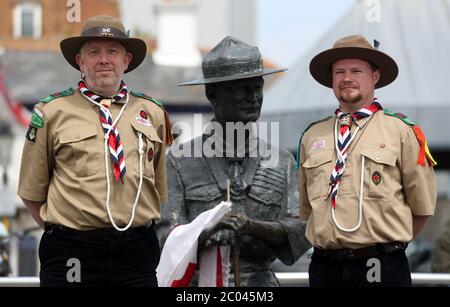 Rover Scouts Chris Arthur (links) und Matthew Trott posieren für ein Foto vor einer Statue von Robert Baden-Powell am Poole Quay in Dorset, bevor sie nach Bedenken über seine Aktionen im Militär und "Nazi-Sympathien" in die "sichere Lagerung" gebracht werden. Die Aktion folgt einer Reihe von Black Lives Matter Protesten in Großbritannien, ausgelöst durch den Tod von George Floyd, der am 25. Mai während der Polizeigewahrsam in der US-Stadt Minneapolis getötet wurde. Stockfoto