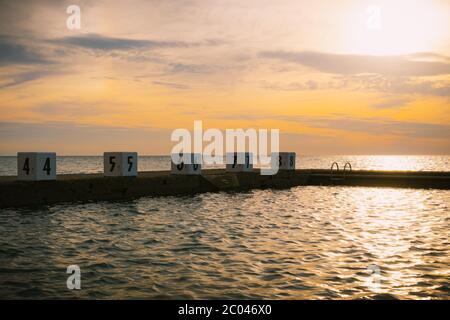 Meerwasser-Swimmingpool bei Sonnenuntergang im Sommer, Plage du Plat Gousset, Granville, Normandie, Frankreich. Stockfoto
