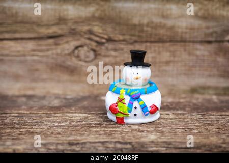 Schneemann auf dem Holzbrett. Frohe Weihnachten und ein glückliches neues Jahr Winter Stockfoto