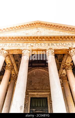 Römisches Pantheon - detaillierte Ansicht des Eingangs von unten mit Säulen und Tympanon. Rom, Italien. Stockfoto