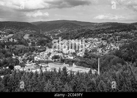 Tanvald - kleine Bergstadt im Isergebirge, Tschechische Republik. Schwarzweiß-Bild. Stockfoto