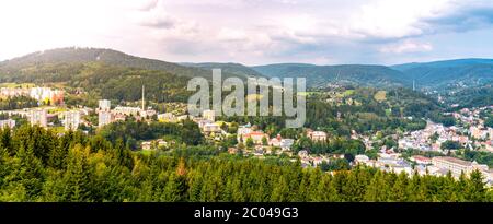 Tanvald - kleine Bergstadt im Isergebirge, Tschechische Republik. Stockfoto