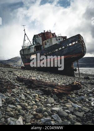 Schiffswrack am Strand bei Ebbe. Das alte Boot von Corpach, Ben Navis am Loch Eil in der Nähe von Fort William in Schottland. Stockfoto