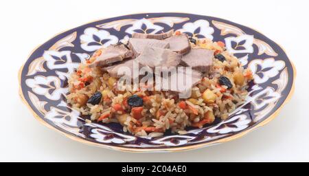 Pilaff mit Gemüse, Rosinen, einer Nuss und Fleisch Stockfoto