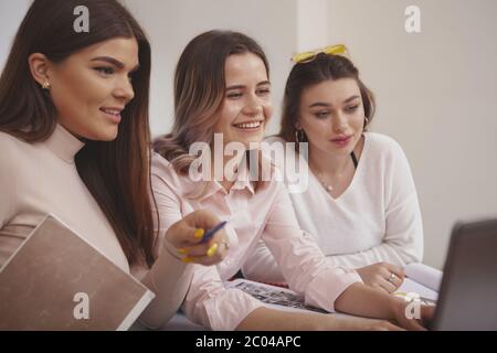 Frauen, Erfolg Konzept. Workin Gruppe junge schöne Frauen zusammen studieren an der Hochschule Bibliothek, Surfen online auf Laptop. charmante weibliche Studierende Stockfoto