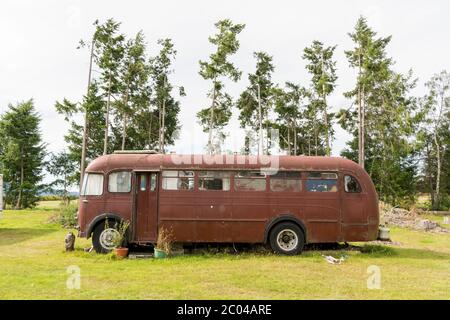 Ein alter ford Bus oder Bus rostet auf einem Campingplatz in Manapouri Neuseeland Stockfoto