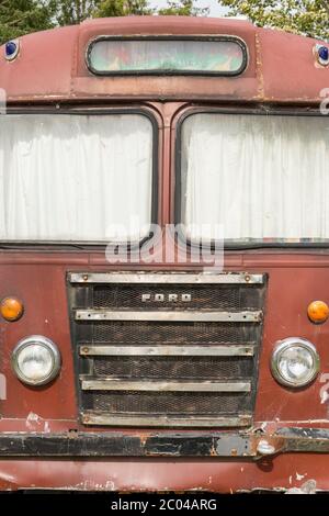 Ein alter ford Bus oder Bus rostet auf einem Campingplatz in Manapouri Neuseeland Stockfoto