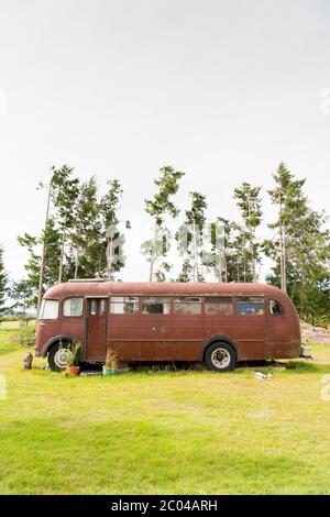 Ein alter ford Bus oder Bus rostet auf einem Campingplatz in Manapouri Neuseeland Stockfoto