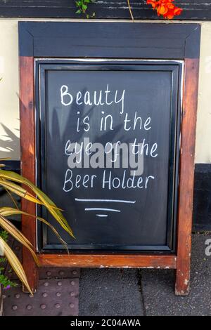 "Schönheit liegt im Auge des Bierhalters": Pub-Schild vor einem Pub in Kew, Richmond upon Thames, England, Großbritannien. Stockfoto