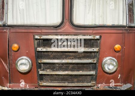 Ein alter ford Bus oder Bus rostet auf einem Campingplatz in Manapouri Neuseeland Stockfoto