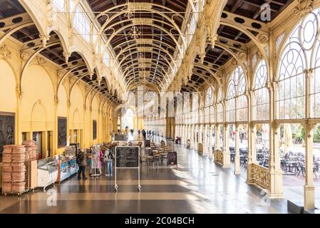 MARIANSKE LAZNE, TSCHECHISCHE REPUBLIK - 28. OKTOBER 2019: Innenansicht der neobarocken Kurkolonade in Marianske Lazne, Tschechische Republik. Stockfoto