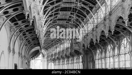 Interieur der neobarocken Kurkolonade in Marianske Lazne, Tschechische Republik. Schwarzweiß-Bild. Stockfoto