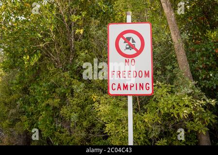 Ein No Freedom Camping Schild in Neuseeland Stockfoto