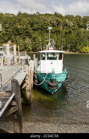 Ein Fischerboot, das an den Docks am Lake Manapouri New Zealand festgemacht ist Stockfoto