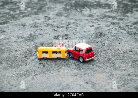 Podolsk,Odessa / Ukraine - Juni 11 2020: Miniatur-Spielzeug-Modellautos Crash Unfallszene Transport und Unfall Konzept auf Beton Asphalt Straßenhintergrund Stockfoto