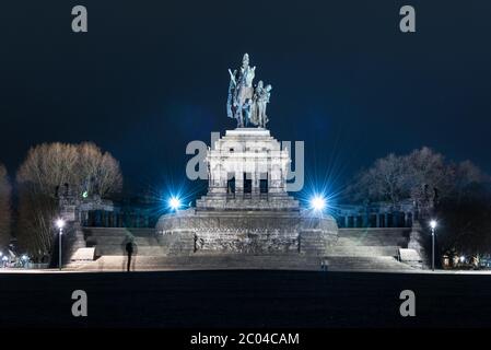 Nachtansicht der monumentalen Reiterstatue von Wilhelm I., dem ersten deutschen Kaiser.,an der Deutschen Ecke, Deutsch: Deutsches Eck. Zusammenfluss von Mosel und Rhein, Deutschland. Stockfoto