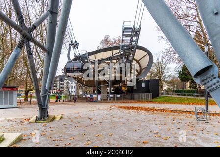 KOBLENZ, DEUTSCHLAND - 02. DEZEMBER 2019: Moderne untere Seilbahnstation in Koblenz, deutsch: Seilbahn Koblenz. Verbindet Rheinufer und Festung Ehrenbreitstein. Stockfoto