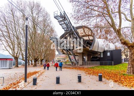 KOBLENZ, DEUTSCHLAND - 02. DEZEMBER 2019: Moderne untere Seilbahnstation in Koblenz, deutsch: Seilbahn Koblenz. Verbindet Rheinufer und Festung Ehrenbreitstein. Stockfoto