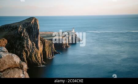 Klippen von Neist Point Cape und Leuchtturm. Beliebte Reiseziele auf Isle of Skye, Schottland. Reisefoto Stockfoto