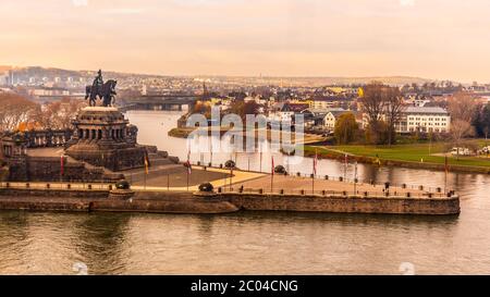 Deutsche Ecke, Deutsch: Deutsches Eck, Vorgebirge an Mosel und Rhein mit monumentaler Reiterstatue von Wilhelm I., dem ersten deutschen Kaiser. Koblenz, Deutschland. Stockfoto
