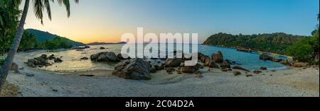 Ein wunderschöner Sonnenuntergang, Perhentian Island Resort Beach, Besar, Perhentian Islands, Malaysia Stockfoto