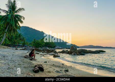 Ein wunderschöner Sonnenuntergang, Perhentian Island Resort Beach, Besar, Perhentian Islands, Malaysia Stockfoto