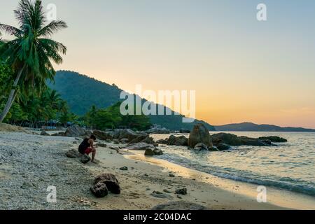 Ein wunderschöner Sonnenuntergang, Perhentian Island Resort Beach, Besar, Perhentian Islands, Malaysia Stockfoto