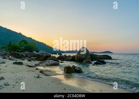 Ein wunderschöner Sonnenuntergang, Perhentian Island Resort Beach, Besar, Perhentian Islands, Malaysia Stockfoto