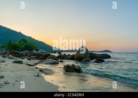 Ein wunderschöner Sonnenuntergang, Perhentian Island Resort Beach, Besar, Perhentian Islands, Malaysia Stockfoto