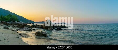 Ein wunderschöner Sonnenuntergang, Perhentian Island Resort Beach, Besar, Perhentian Islands, Malaysia Stockfoto