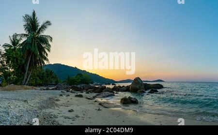 Ein wunderschöner Sonnenuntergang, Perhentian Island Resort Beach, Besar, Perhentian Islands, Malaysia Stockfoto