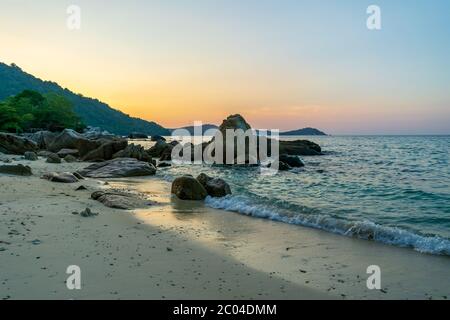 Ein wunderschöner Sonnenuntergang, Perhentian Island Resort Beach, Besar, Perhentian Islands, Malaysia Stockfoto