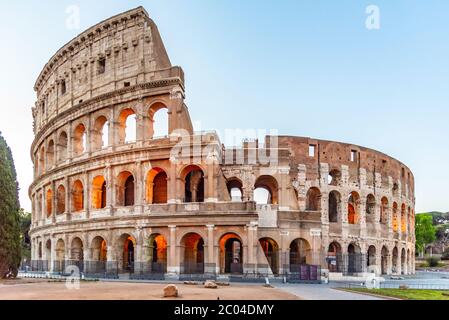 Kolosseum oder Kolosseum. Erleuchtetes riesiges römisches Amphitheater früh am Morgen, Rom, Italien.