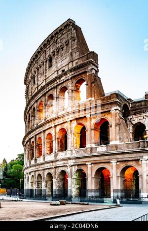 Kolosseum oder Kolosseum. Erleuchtetes riesiges römisches Amphitheater früh am Morgen, Rom, Italien.